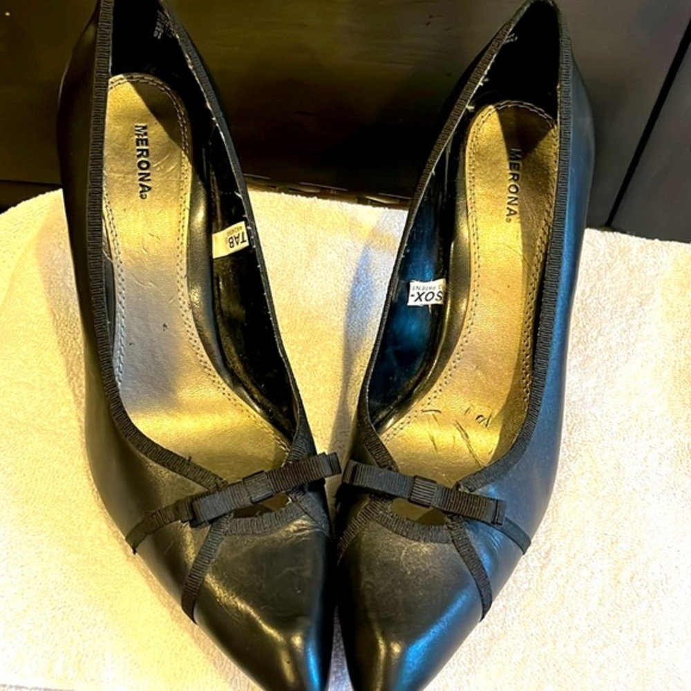 Merona Women's Size 9 1/2 Black Leather Career pumps Pointed‎ Toe Bow